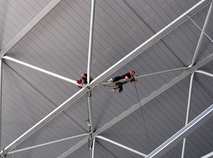 Rigger im Dach des Hallenstadions Chur